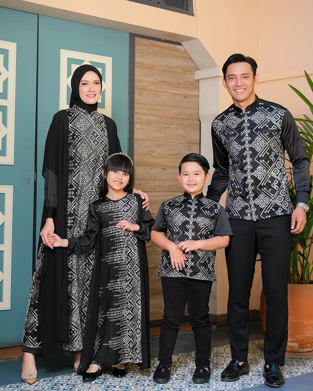 Mika Set Family – Black